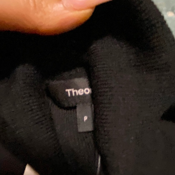 Beautiful top - Picture 2 of 5